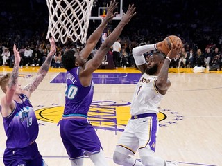 LeBron James (vpravo) v zápase Los Angeles Lakers - Utah Jazz.