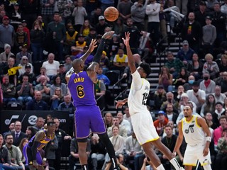 LeBron James (vľavo) a Damian Jones v zápase NBA Los Angeles Lakers - Utah Jazz.