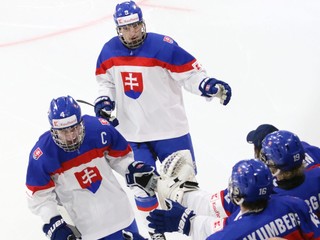 Maxim Štrbák (vľavo) a Leo Eperješi na MS v hokeji do 18 rokov 2023.