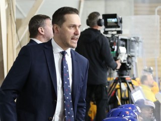 Tréner Tibor Tartaľ na lavičke Slovenska na MS v hokeji do 18 rokov 2023.