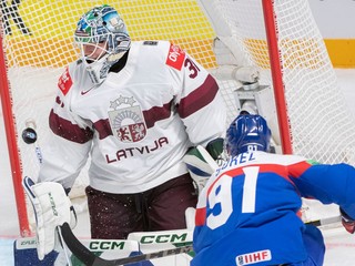 Brankár Arturs Šilovs a Matúš Sukeľ v zápase Slovensko - Lotyšsko na MS v hokeji 2023.