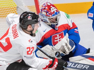 Samuel Hlavaj a útočník Kanady Jack Quinn v zápase Slovensko - Kanada na MS v hokeji 2023.