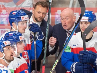 Porada na slovenskej lavičke počas zápasu Slovensko - Kazachstan na MS v hokeji 2023.