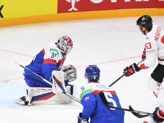 Jake Neighbours prekonáva Samuela Hlavaja v zápase Slovensko - Kanada na MS v hokeji 2023.