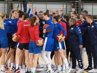 Hráčky a realizačný tím slovenskej basketbalovej reprezentácie žien.