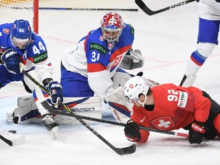 Brankár Samuel Hlavaj a Mislav Rosandič v zápase Slovensko - Švajčiarsko na MS v hokeji 2023.