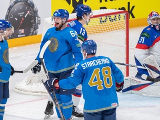 Jevgenij Rymarev sa so spoluhráčmi teší po strelenom góle v zápase Slovensko - Kazachstan na MS v hokeji 2023.