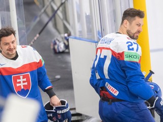 Libor Hudáček (vľavo) a Marek Hrivík po spoločnom tímovom fotení na MS v hokeji 2023.