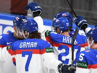 Marek Hrivík sa so spoluhráčmi teší po strelenom góle v zápase Slovensko - Nórsko na MS v hokeji 2023.
