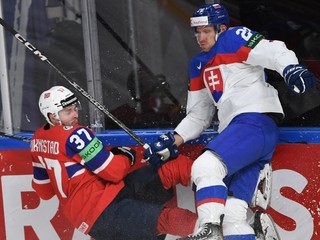 Richard Pánik (vpravo) a Markus Vikingstad v zápase Slovensko - Nórsko na MS v hokeji 2023.