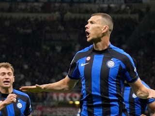 Edin Dzeko sa teší z gólu do siete AC Miláno.