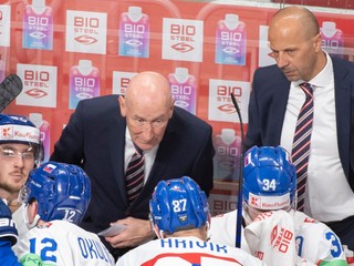 Tréner Craig Ramsay rozdáva pokyny slovenským hráčom v úvodnom zápase na MS v hokeji 2023. 