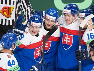 Slovenskí hokejisti, zľava Mislav Rosandič, František Gajdoš, Viliam Čacho, Oliver Okuliar a Róbert Lantoši. 