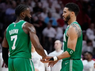 Jayson Tatum a Jaylen Brown v drese Boston Celtics.