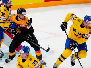 Patrik Nemeth (vpravo) v zápase Švédsko - Nemecko na MS v hokeji 2023.