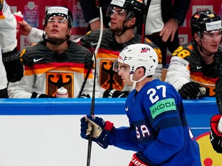 Útočník Matt Coronato strelil víťazný gól v zápase Nemecko - USA na MS v hokeji 2023.