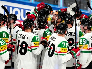 Maďarskí hokejisti sa tešia po triumfe nad Francúzskom na MS v hokeji 2023.