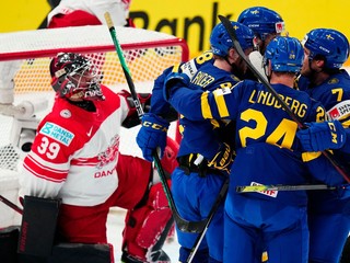 Švédski hokejisti sa tešia po strelenom góle v zápase Švédsko - Dánsko na MS v hokeji 2023.