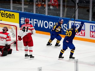 Švédski hokejisti sa tešia po strelenom góle v zápase Dánsko - Švédsko na MS v hokeji 2023.