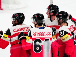 Rakúski hokejisti sa tešia po strelenom góle v zápase Rakúsko - Maďarsko na MS v hokeji 2023.