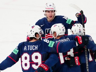 Nick Bonino (v strede) sa so spoluhráčmi teší po strelenom góle v zápase Švédsko - USA na MS v hokeji 2023.