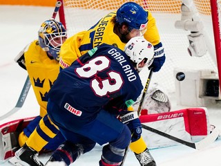 Conor Garland strieľa gól v zápase Švédsko - USA na MS v hokeji 2023.