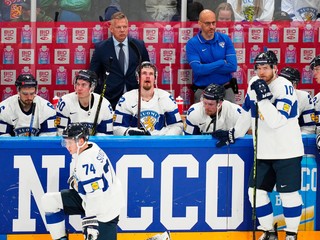 Fínski hokejisti smútia po prehre s Kanadou vo štvrťfinále MS v hokeji 2023.