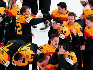 Reprezentanti Nemecka oslavujú víťazstvo nad USA a postup do finále MS v hokeji 2023.
