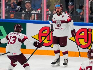 Roberts Bukarts sa teší v zápase lotyšskej reprezentácie na MS.