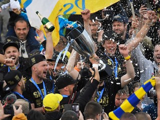 FC Košice s pohárom po triumfe v II. futbalovej lige. 