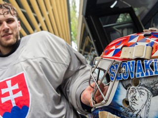 Brankár Samuel Hlavaj ukazuje svoju masku, na ktorej má zobrazeného Juraja Jánošíka.