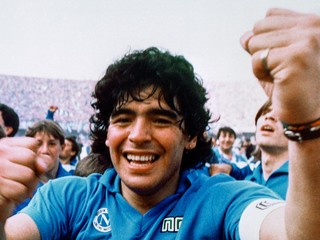 Takto sa tešil Diego Maradona, keď v roku 1987 doviedol Neapol k prvému titulu.