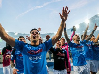 Stanislav Lobotka (vľavo) sa teší s ostatnými hráčmi SSC Neapol.