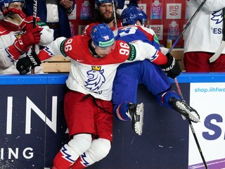 František Gajdoš (vpravo) a David Tomášek v zápase Slovensko - Česko na MS v hokeji 2023.