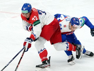 Český útočník Filip Chytil v súboji so slovenským obrancom Patrikom Kochom na MS v hokeji 2023.