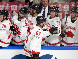 Radosť hokejistov Kanady v zápase s Lotyšskom na MS 2023. 