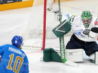 Nikita Mikhailis strieľa v zápase Kazachstan - Slovinsko.