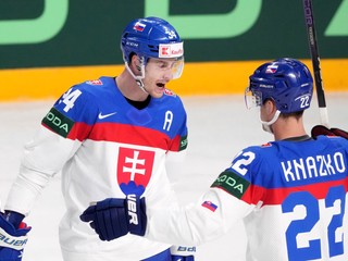 Peter Cehlárik a Samuel Kňažko sa tešia po strelenom góle v zápase Slovensko - Nórsko na MS v hokeji 2023.