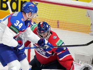Peter Cehlárik strieľa gól v zápase Slovensko - Nórsko na MS v hokeji 2023.