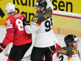 Frederik Tiffels sa teší po strelenom góle v zápase Švajčiarsko - Nemecko vo štvrťfinále MS v hokeji 2023.
