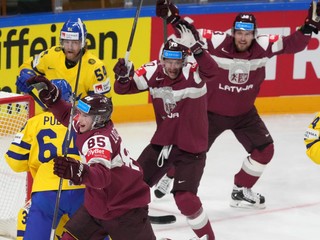 Dans Locmelis sa so spoluhráčmi teší po strelenom góle v zápase Švédsko - Lotyšsko vo štvrťfinále MS v hokeji 2023.