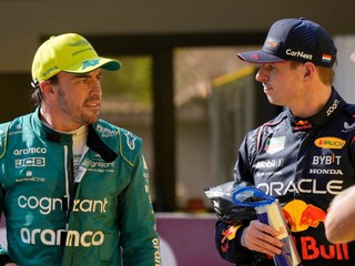 Jazdci formuly 1, zľava Fernando Alonso a Max Verstappen.