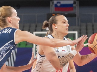 Srbská basketbalistka Kristina Topuzičová (vpravo) v súboji s Ivanou Jakubcovou. 