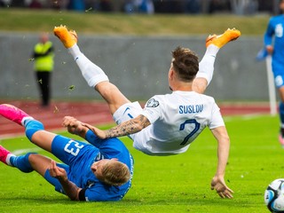 Hodur Magnússon a Tomáš Suslov počas zápasu kvalifikácie ME 2024 Island - Slovensko.