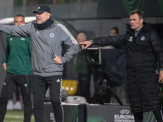Tréner Slovana Vladimír Weiss st. a vpravo jeho asistent Boris Kitka.