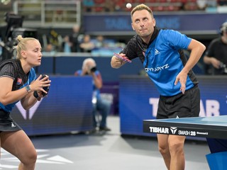 Slovenskí stolní tenisti Barbora Balážová a Ľubomír Pištej. 