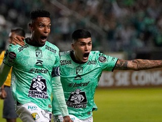Futbalisti tímu Leon Mexico William Tesillo (vľavo) a Adonis Frias.