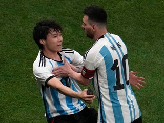 Čínsky fanúšik vbehol na ihrisko, aby sa stretol s Lionelom Messim.