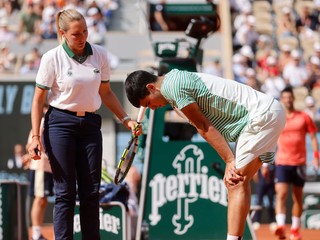 Carlosa Alcaraza trápili na Roland Garros svalové kŕče.
