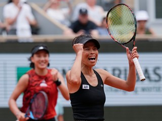 Hsieh Su-Wei (v popredí) sa teší zo zisku titulu vo štvorhre na Roland Garros 2023. 